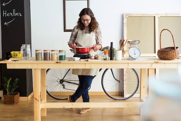 Jak sprytnie ułożyć rzeczy w kuchni i zyskać więcej miejsca?