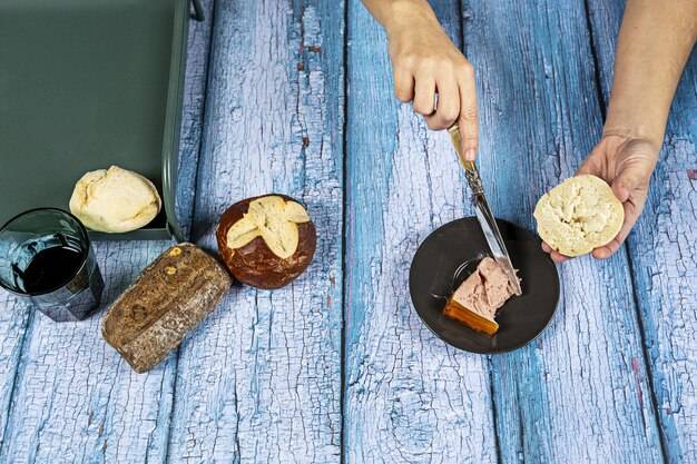 Jak wyczyścić kanapę z zacieków domowymi sposobami?