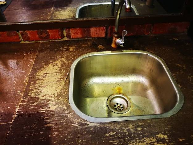 Jak prawidłowo pozbyć się starej umywalki?