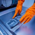Jak skutecznie wyczyścić zmywarkę domowymi sposobami?