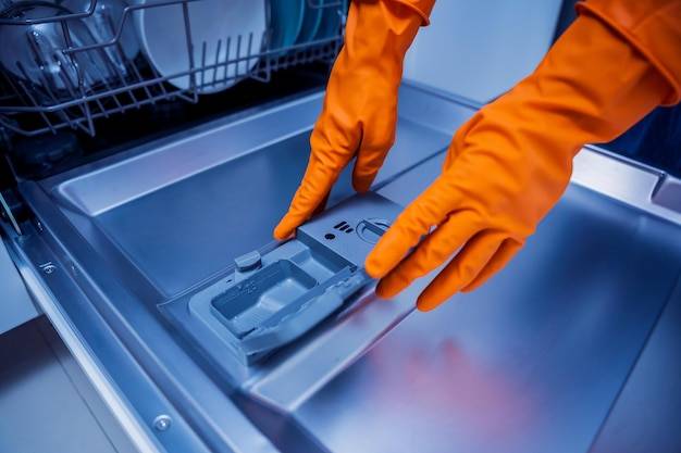 Jak skutecznie wyczyścić zmywarkę domowymi sposobami?