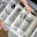 Jak sprytnie podzielić szuflady w kuchni dla lepszej organizacji?