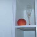 Jak zorganizować kuchnię bez górnych szafek i gdzie trzymać szklanki?