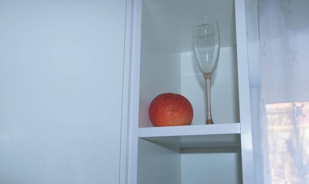 Jak zorganizować kuchnię bez górnych szafek i gdzie trzymać szklanki?