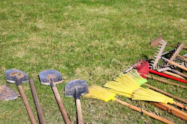 Jakie grabie sprawdzą się najlepiej na Twoim trawniku?