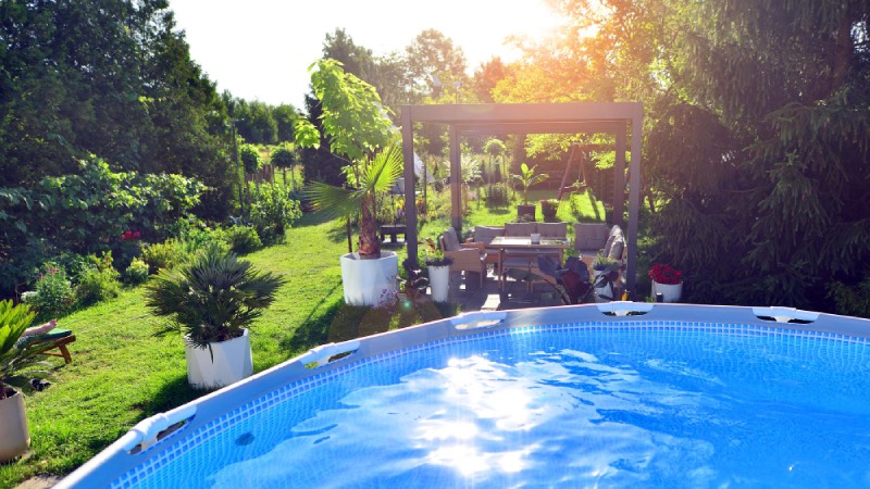 Letni relaks dla całej rodziny – jak stworzyć strefę wodną w ogrodzie?