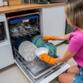 Domowy sposób na umycie zmywarki sodą
